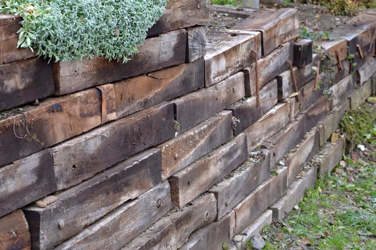 Retaining wall made of wood
